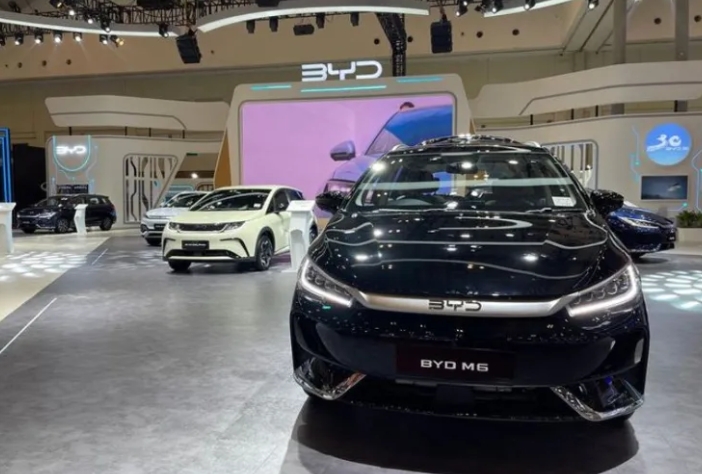 比亚迪M6成为雅加达汽车周最畅销电动车.png