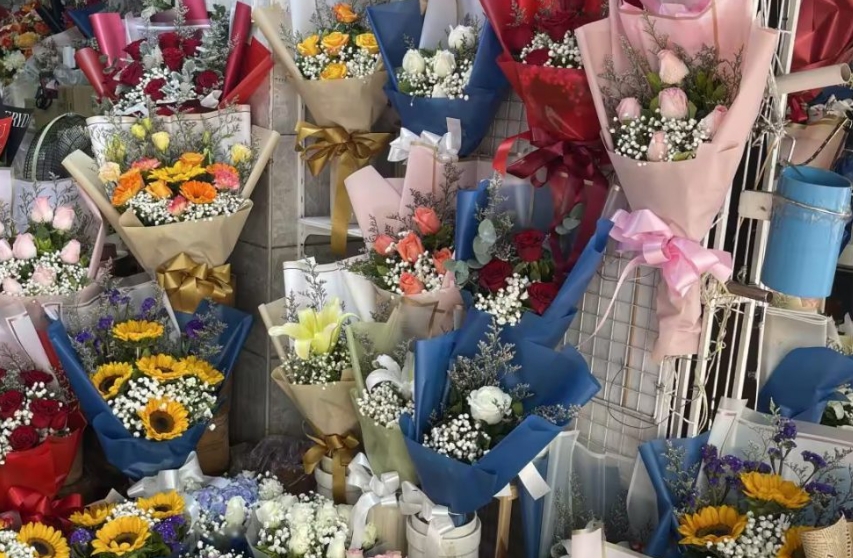 情人节鲜花市场火爆 红玫瑰稳站C位.png
