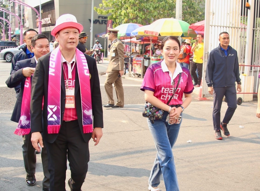 朱拉-法政运动会满场“大标语”！泰国总理现身.png